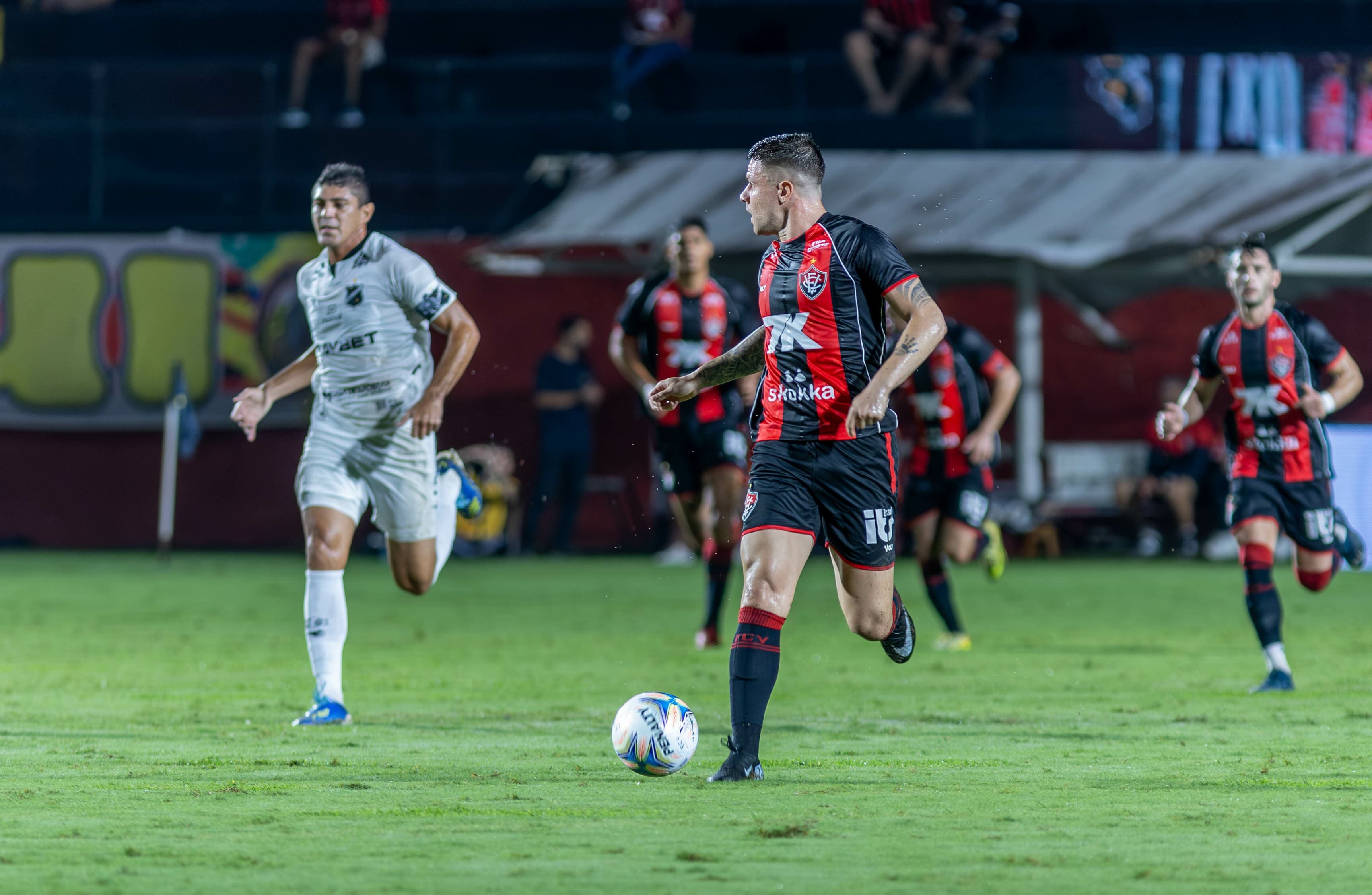 Jogadores do Vitória comemoram gol no Barradão durante semifinal da Copa do Nordeste 2026 contra o ABC