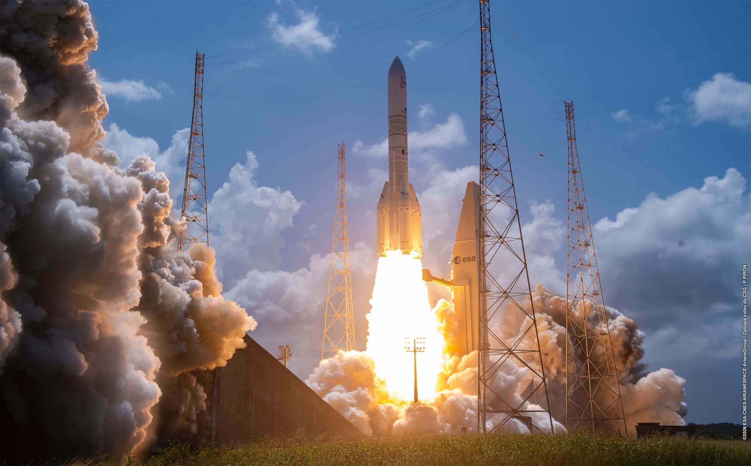 O primeiro foguete Ariane 64 foi lançado em 12 de fevereiro de 2026, levando 32 satélites da rede de internet Amazon Leo. Crédito: ESA/CNES/Arianespace/ArianeGroup/Optique video du CSG–P. Piron