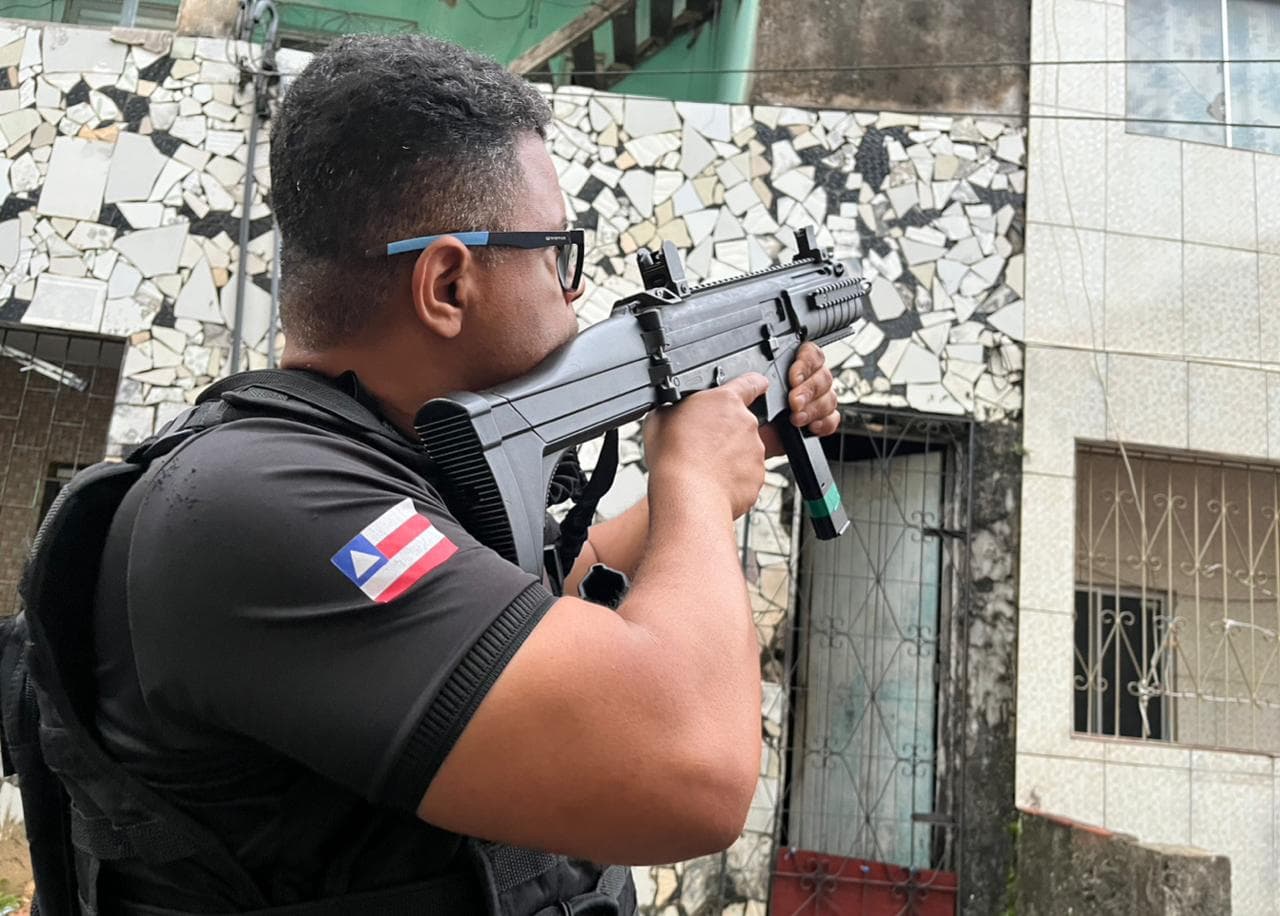 Policiais do Denarc durante operação contra o tráfico de drogas em Salvador