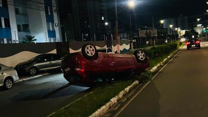 Carro capotado em avenida de Aracaju após colisão com veículo estacionado