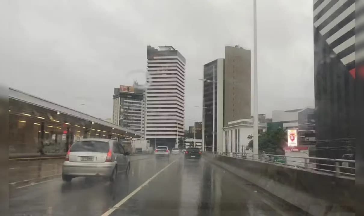 Inmet emite alerta para chuvas intensas em mais de 300 cidades da Bahia.