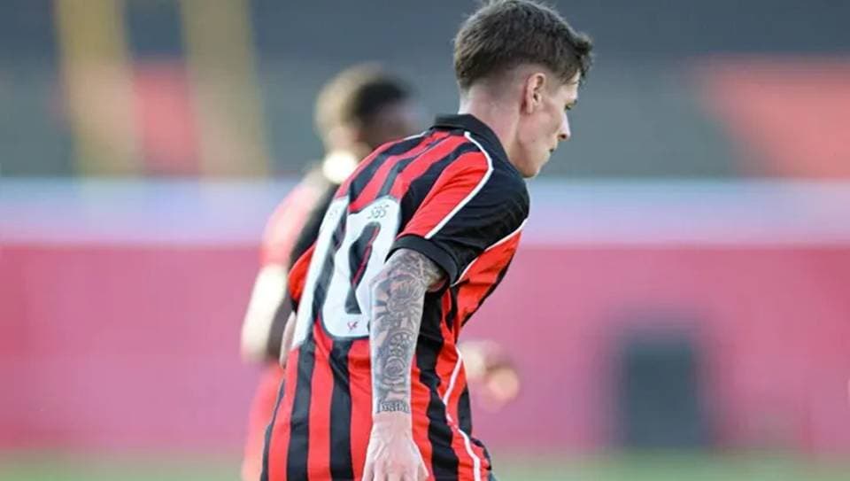 Meia argentino Alejandro Almaraz com a camisa do Vitória no sub-20