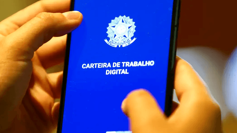 Fila de candidatos em frente a posto do Sine em busca de vagas de emprego