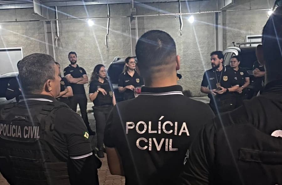 Policiais durante operação de busca e apreensão contra fraude em concurso público no Cariri cearense