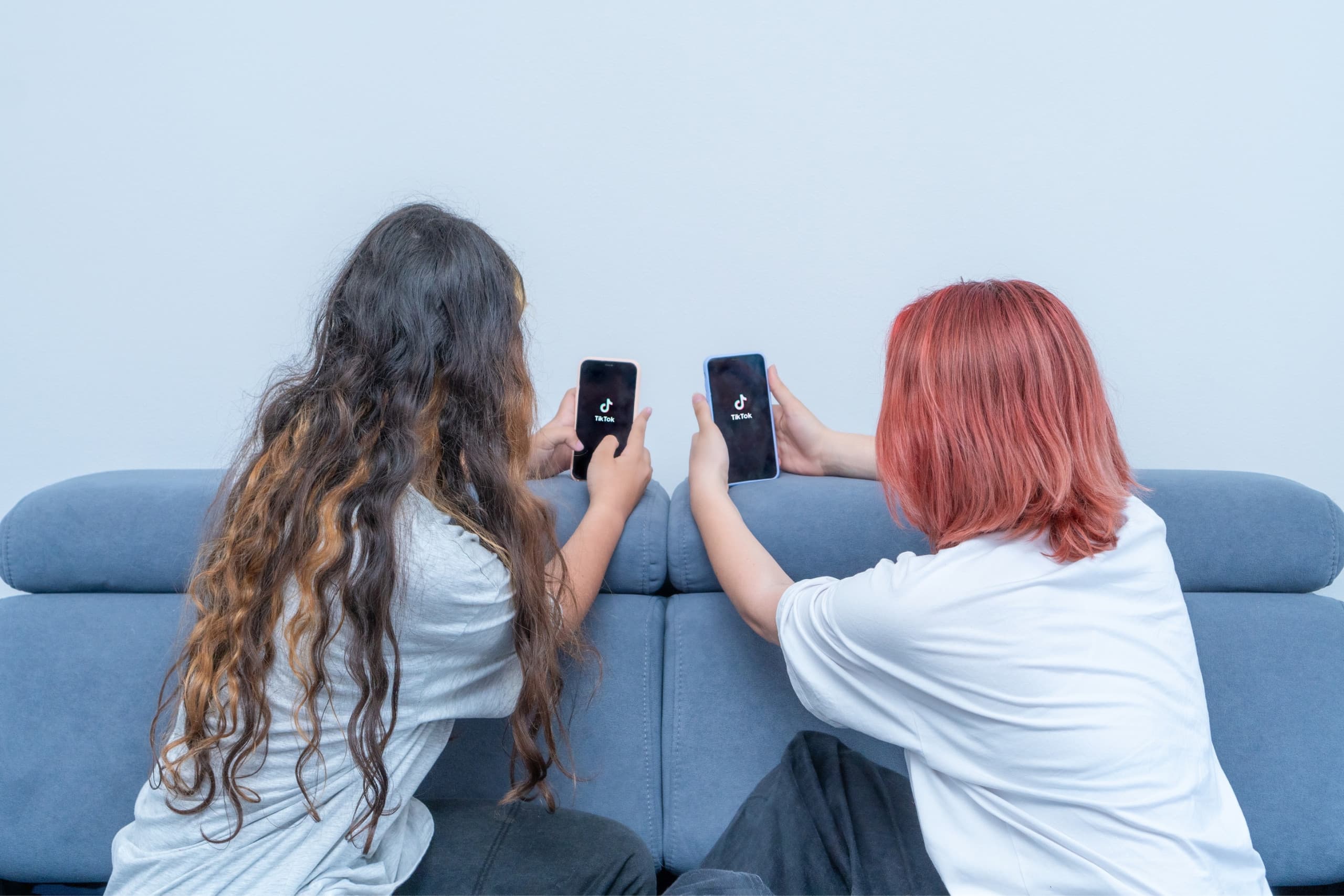 Uso constante de redes sociais entre adolescentes preocupa especialistas (Imagem: Luiza Kamalova / Shutterstock)
