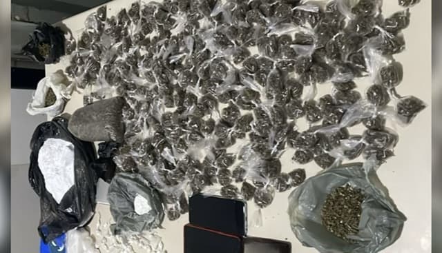 Policiais militares da Bahia exibem drogas apreendidas em operação no sertão baiano