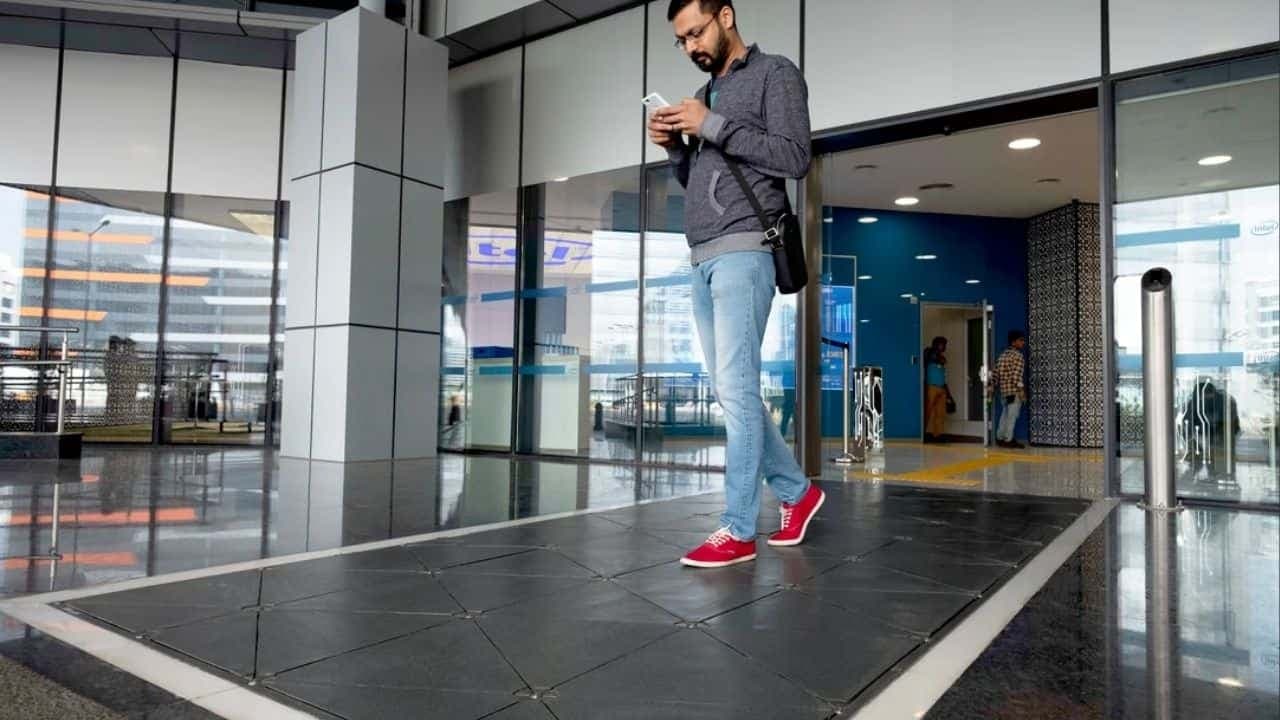 Energia cinética dos pedestres transforma passos em eletricidade limpa urbana - Créditos: Pavegen / Divulgação