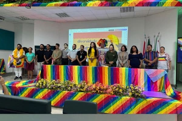 Parada LGBTQIAPN+ em cidade do litoral alagoano com participantes e bandeiras coloridas