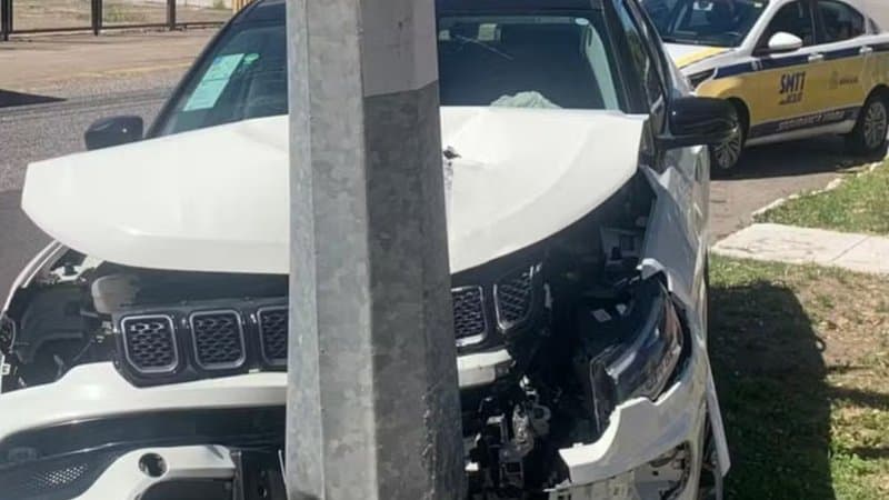 Carro colidido contra poste em via urbana de Aracaju