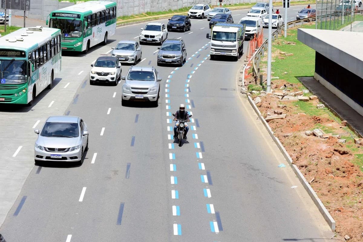 Motofaixa da Avenida Bonocô em Salvador, demarcada com linhas tracejadas azuis e brancas no asfalto