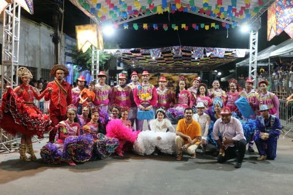 Festa junina com quadrilha e bandeirinhas coloridas no sertão nordestino