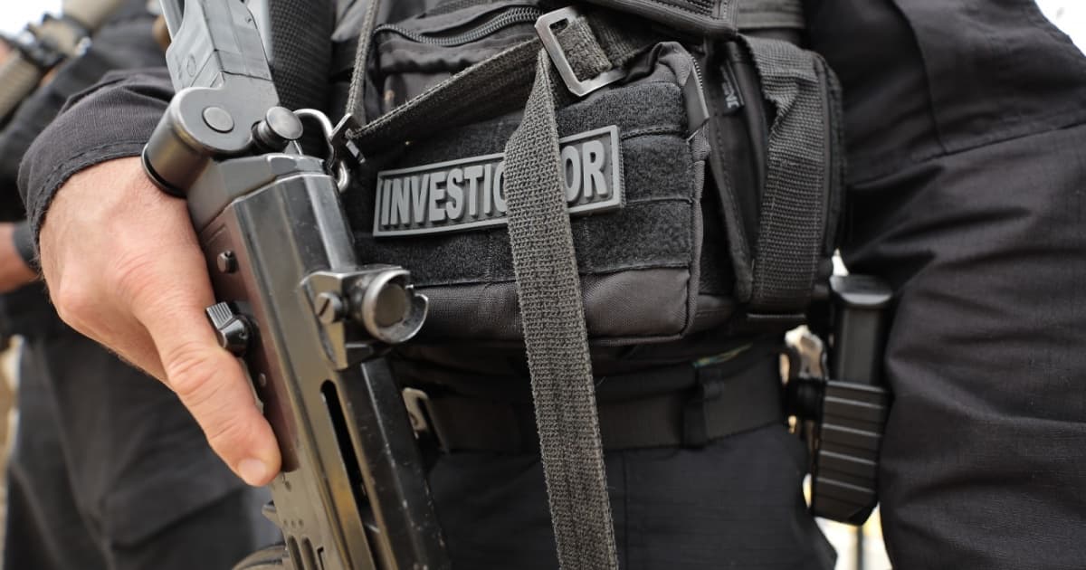 Viaturas da Polícia Civil da Bahia durante operação de cumprimento de mandado de prisão