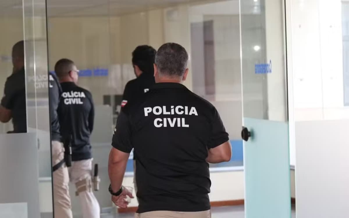 Viatura da Polícia Militar da Bahia em frente a hospital municipal