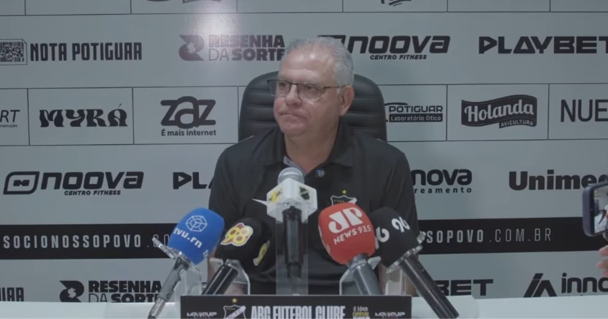 Técnico Waguinho Dias orientando o ABC durante partida da Copa do Nordeste 2026