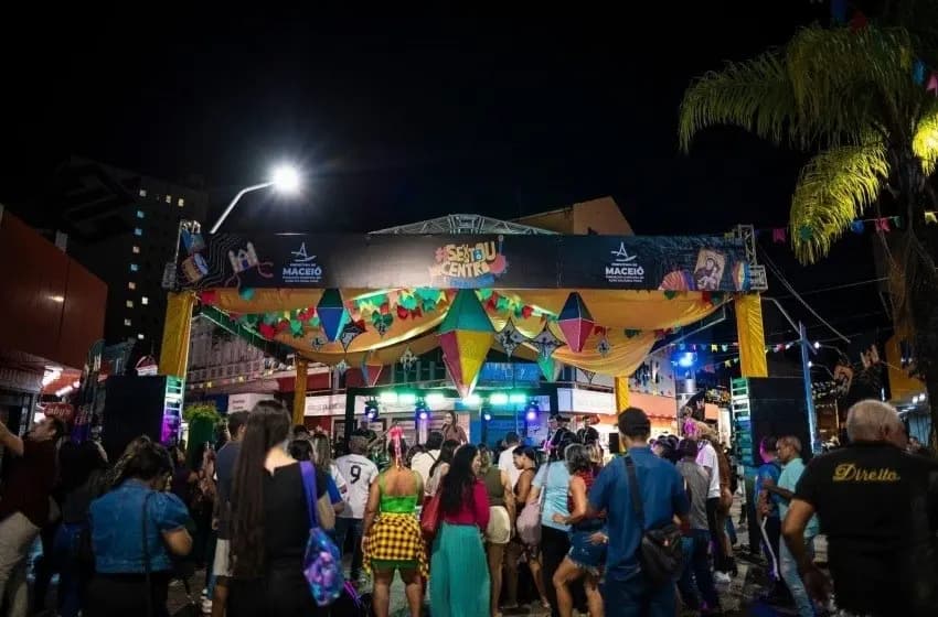 Festa junina com bandeirinhas coloridas e barracas típicas em espaço público