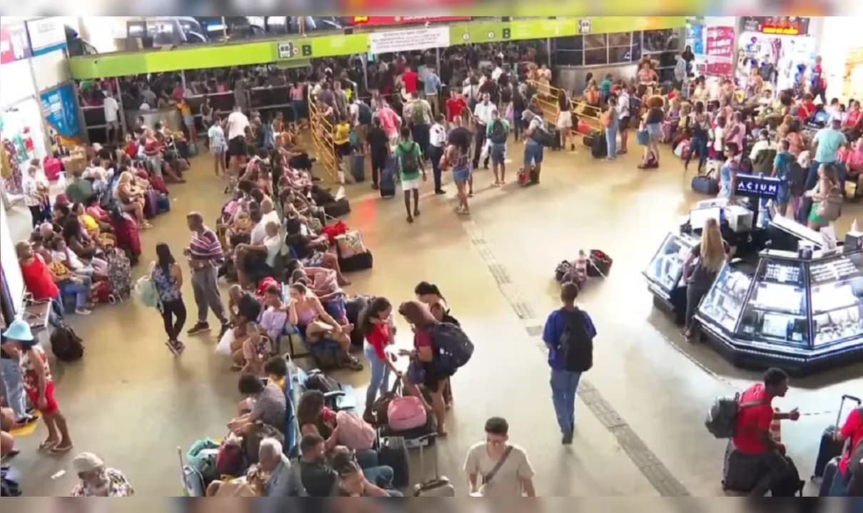 Movimento intenso na rodoviária de Salvador neste sábado.