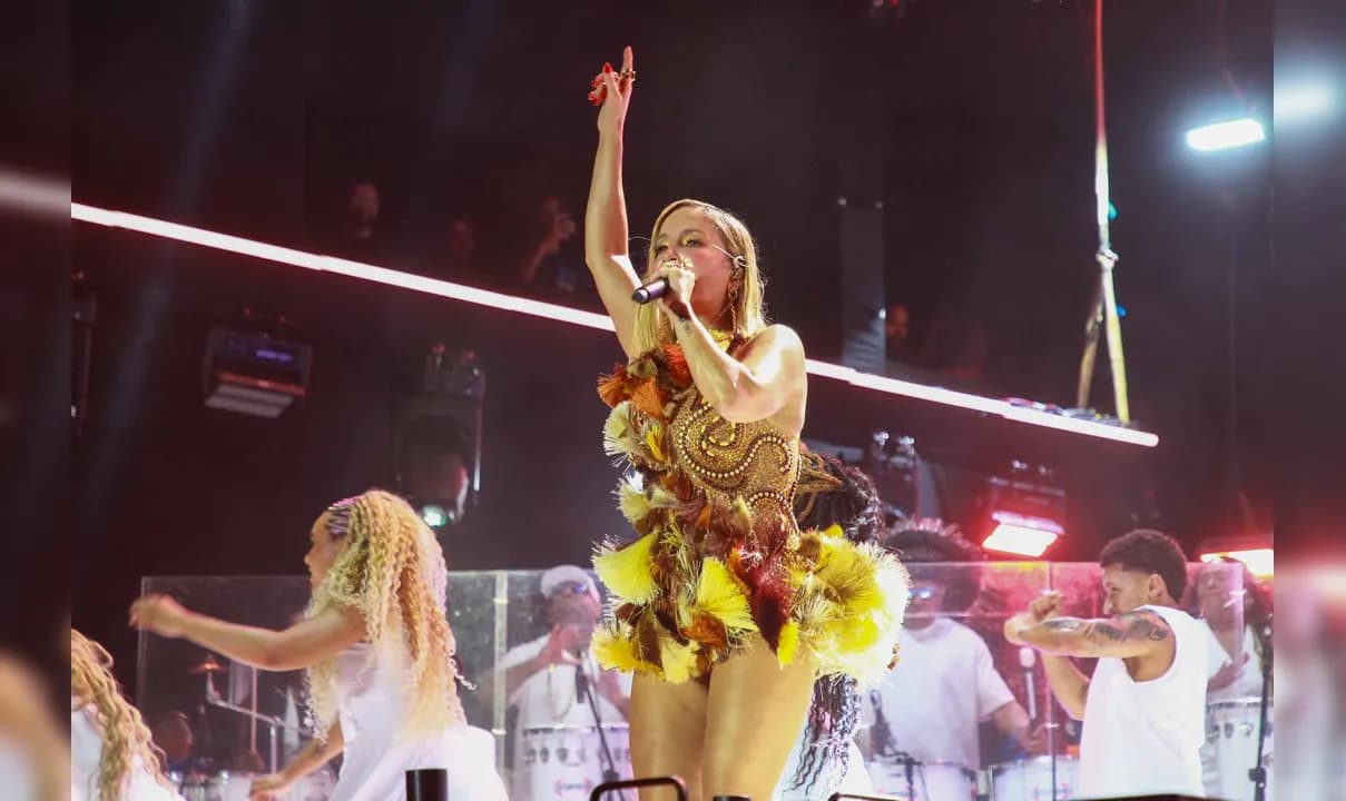 Durante show em Salvador, Claudia Leitte fez discurso para fãs e mandou recado em meio a polêmicas.