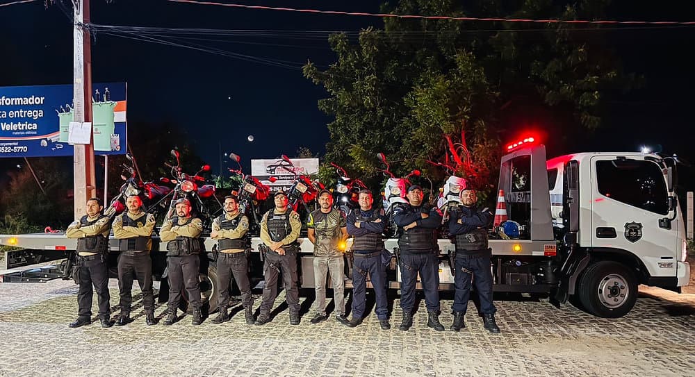Agentes da SMTT e Guarda Municipal durante blitz de trânsito em Delmiro Gouveia