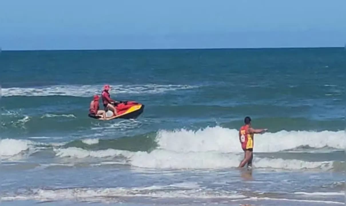 Dois adultos tentaram ajudar crianças que estavam em perigo e também precisaram ser resgatados; vítima é pai de uma das crianças.