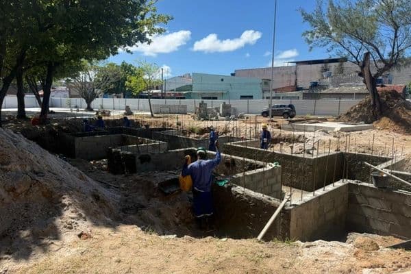Obras de requalificação da Praça da Faculdade, no bairro do Prado, em Maceió
