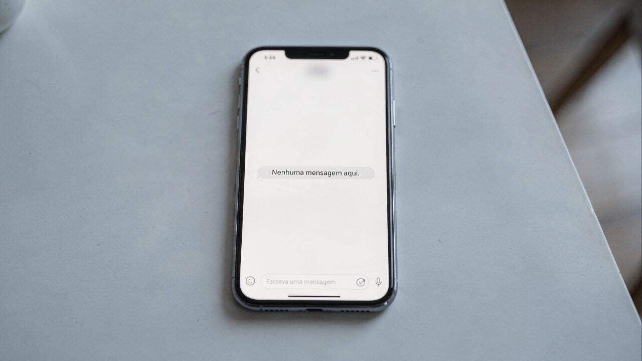Apagar mensagens no celular não elimina totalmente os dados digitais armazenados - Imagem criada por inteligência artificial (ChatGPT / Olhar Digital)