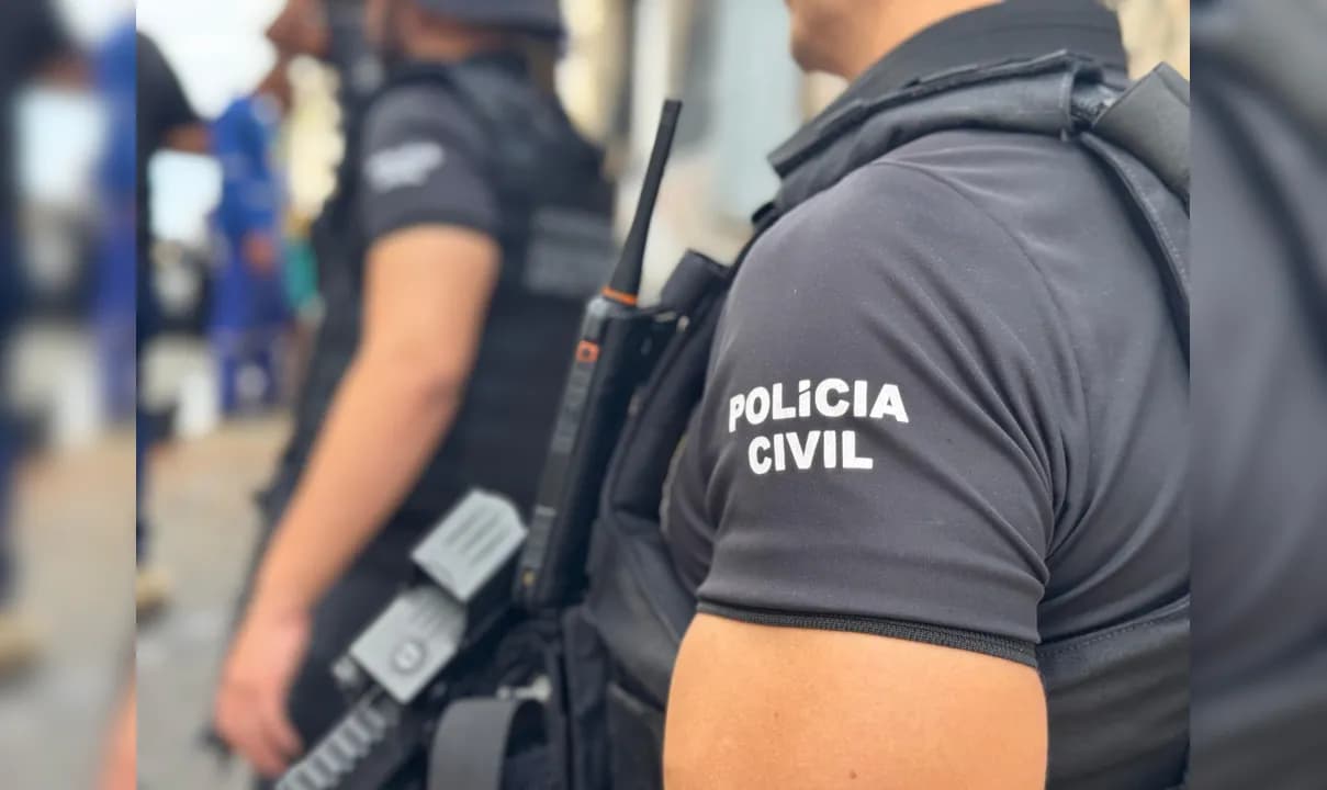 Suspeito ainda pegou celular da vítima para ter acesso ao salário dela.