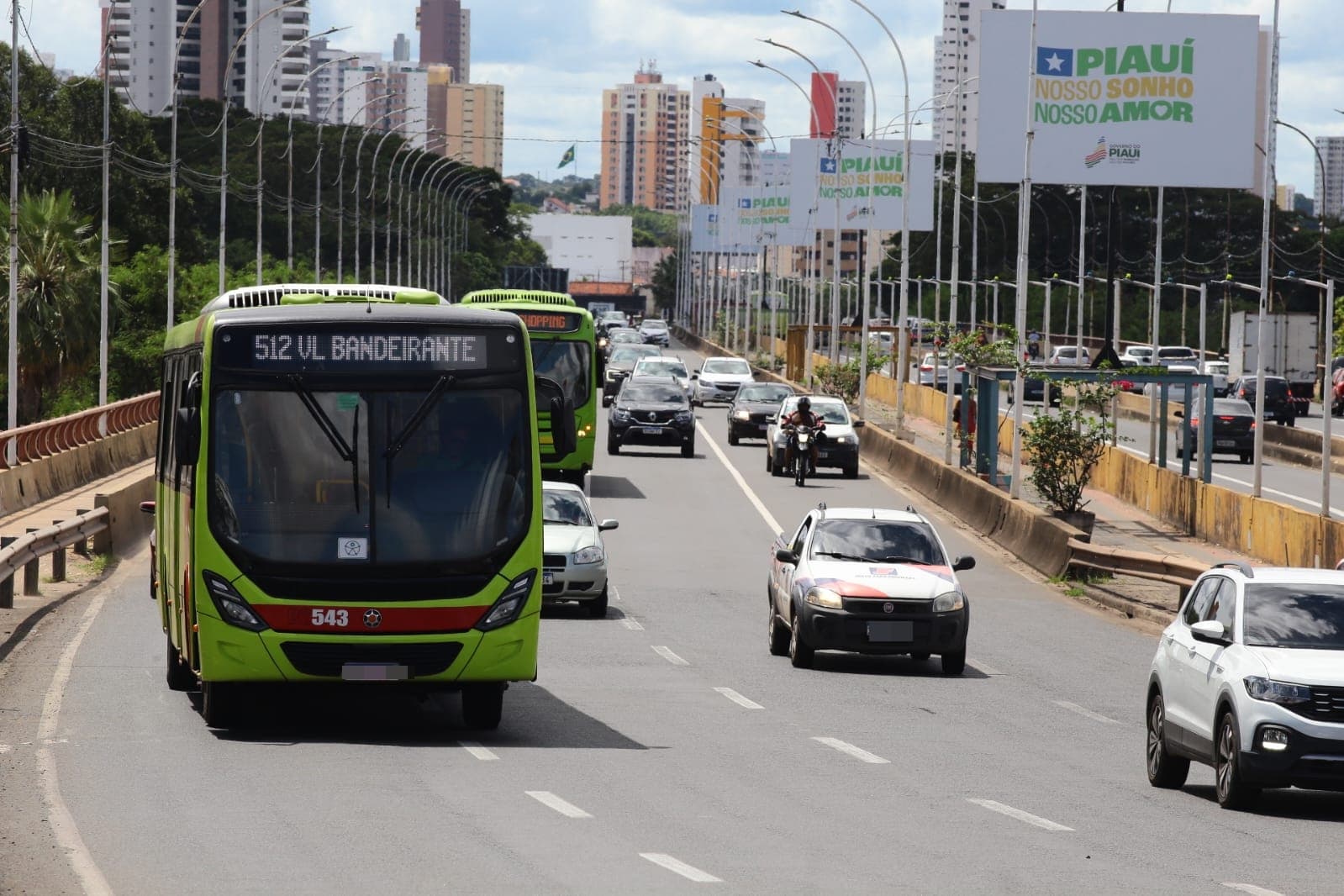 Ônibus do transporte coletivo de Teresina parado durante greve de motoristas e cobradores