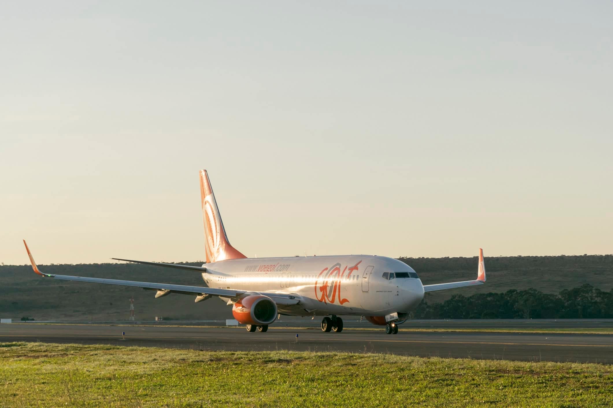 Avião da Gol numa pista de aeroporto (Imagem: Fabricio Rezende/iStock)