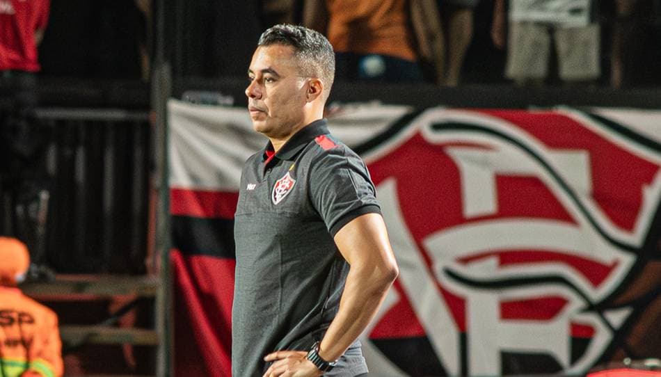 Jogadores do Vitória comemoram gol na goleada por 6 a 2 sobre o ABC no Barradão