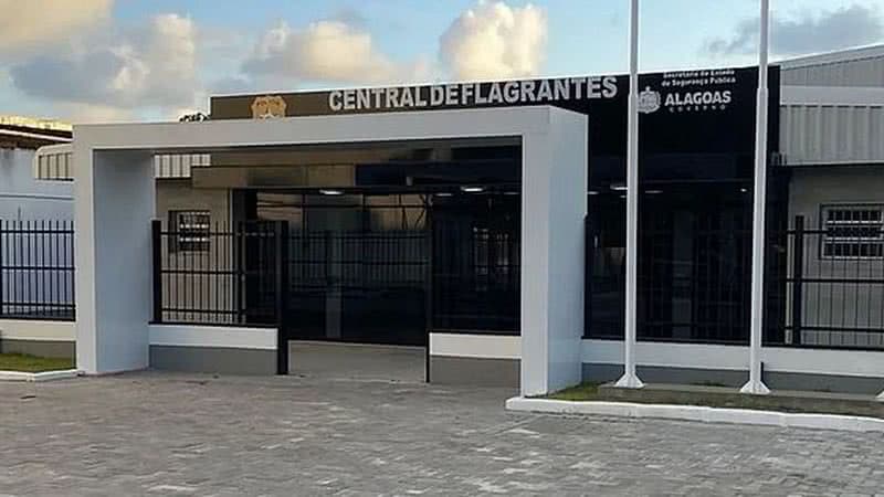 Viatura da Polícia Militar em frente a local de detenção em Maceió, Alagoas