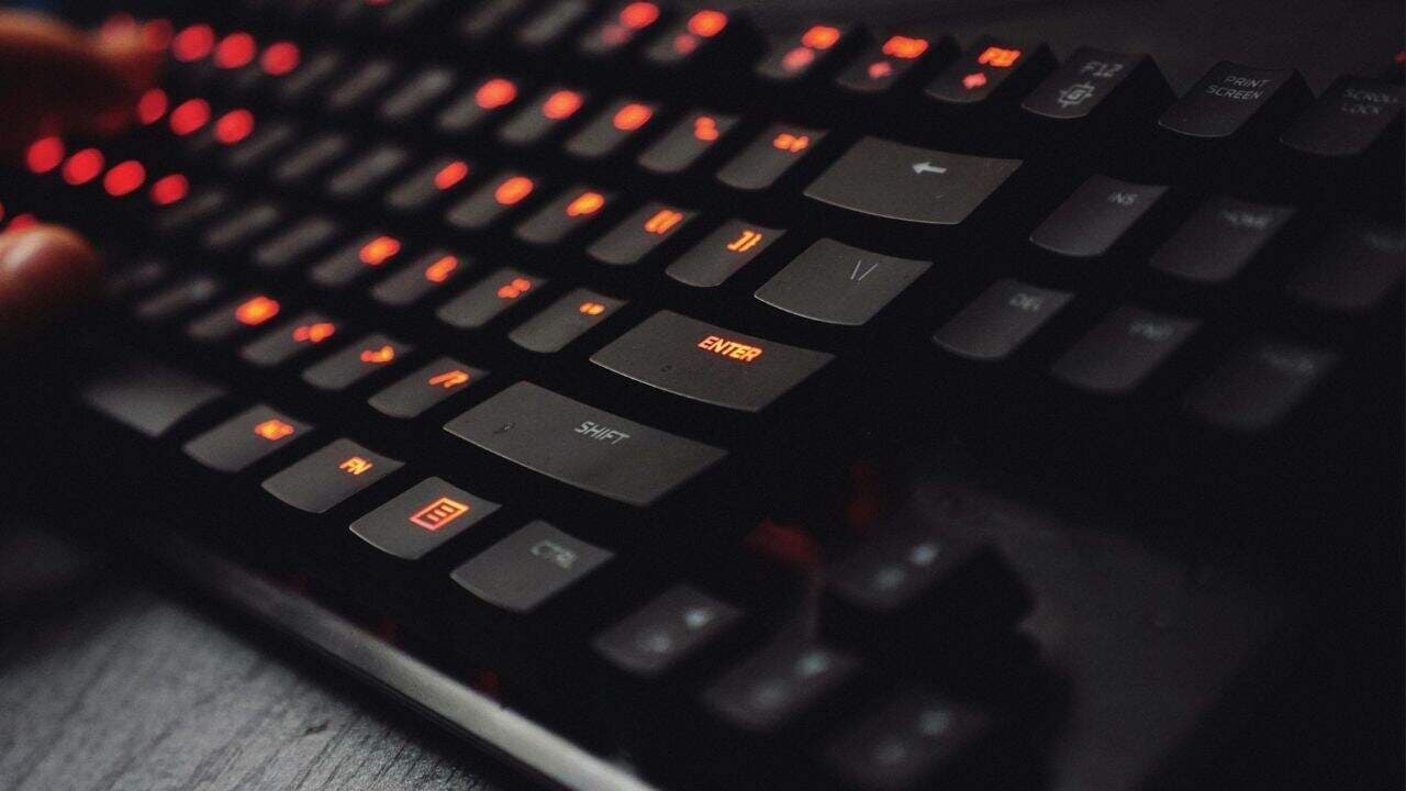 Teclados mecânicos melhoram ergonomia e protegem saúde tátil no trabalho digital - Crédito: Pexels
