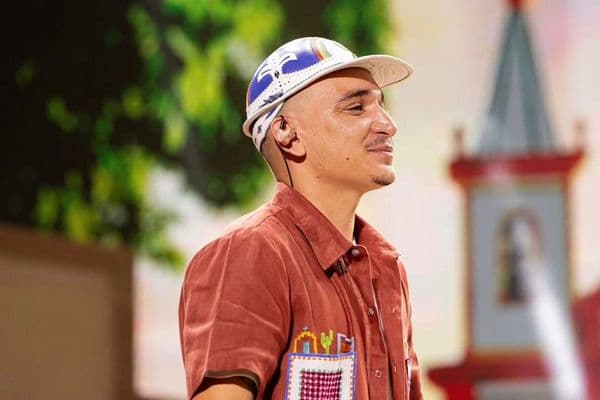 João Gomes usando peça de bordado rendendê de Entremontes em show em Portugal