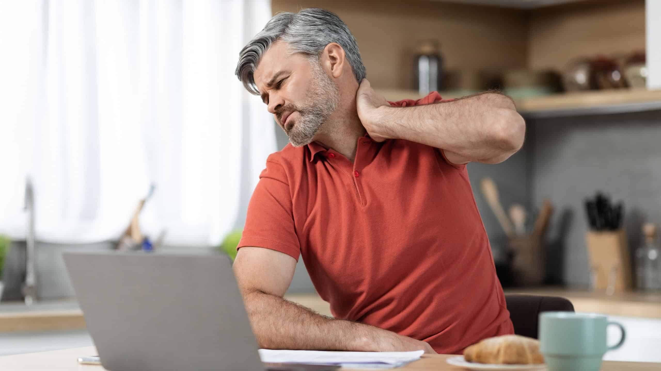 A má postura ao trabalhar home office pode prejudicar a saúde/Shutterstock_Prostock-studio