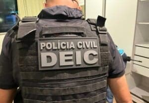 Policiais civis durante cumprimento de mandados de prisão em operação contra fraudes eletrônicas em Salvador