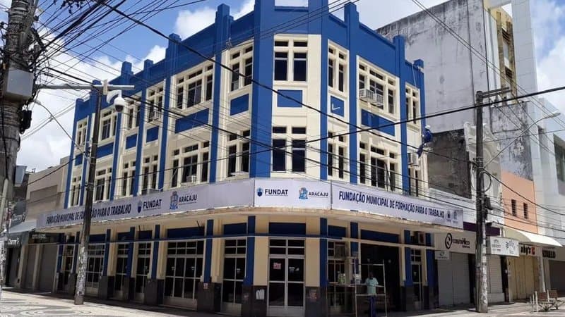 Pessoas em fila aguardando atendimento em agência de emprego em Aracaju