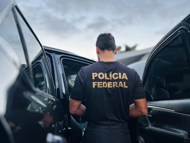Agentes da Polícia Federal durante operação de busca e apreensão