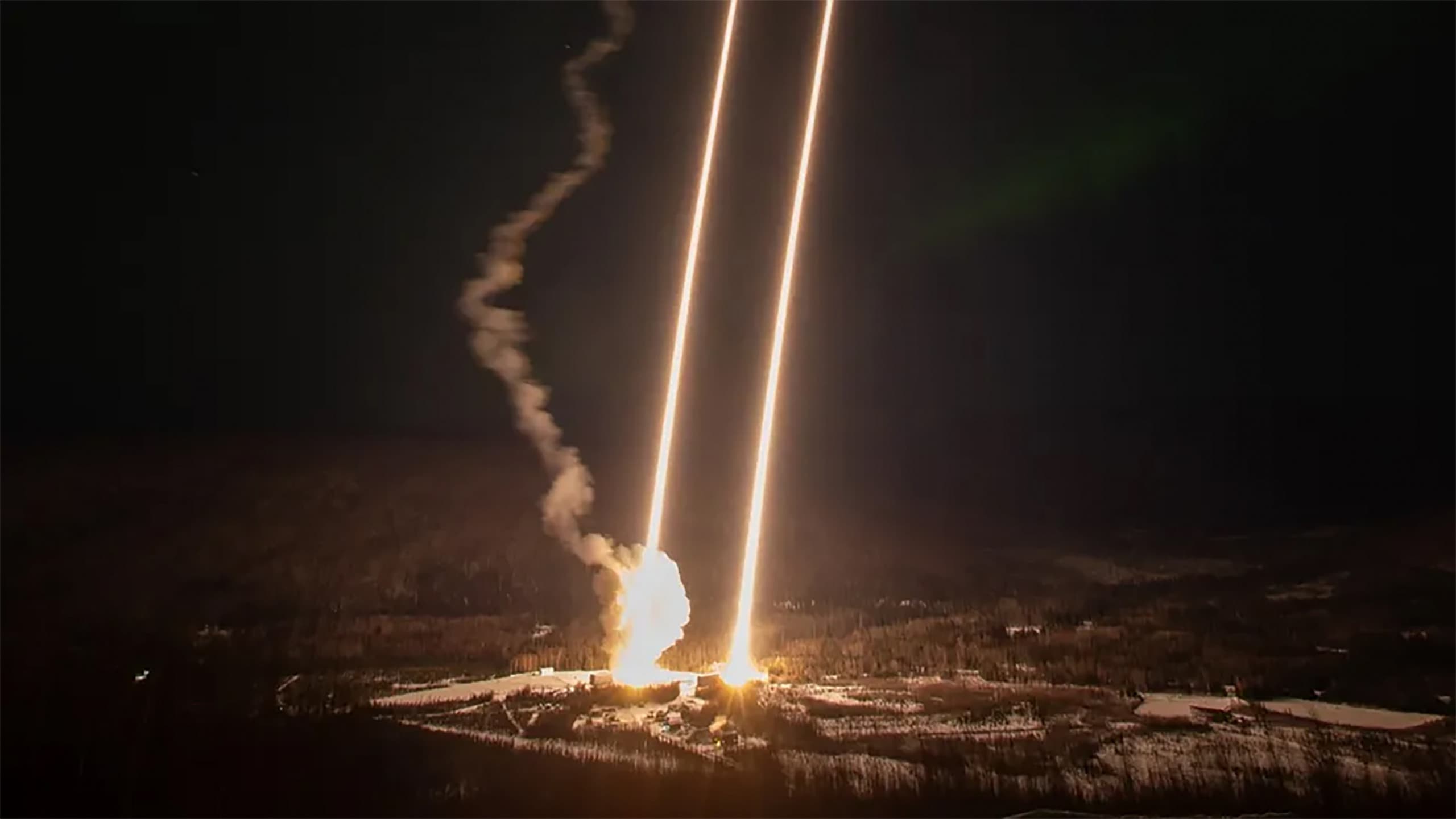 Uma fotografia de longa exposição de dois foguetes de sondagem sendo lançados do Campo de Pesquisa de Poker Flat, perto de Fairbanks, no Alasca, em 10 de fevereiro de 2026. Crédito: NASA/Teik Araya