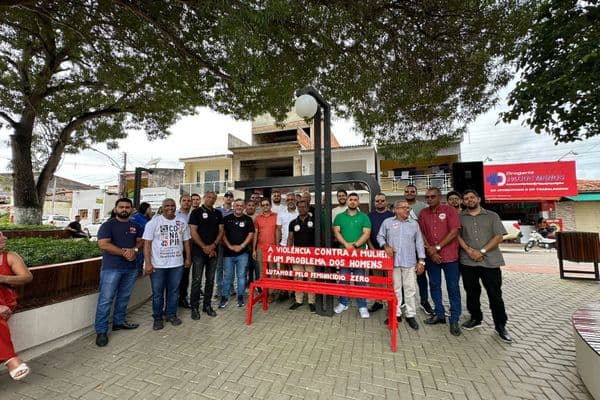 Banco Vermelho instalado em praça pública como símbolo de combate ao feminicídio e à violência contra a mulher