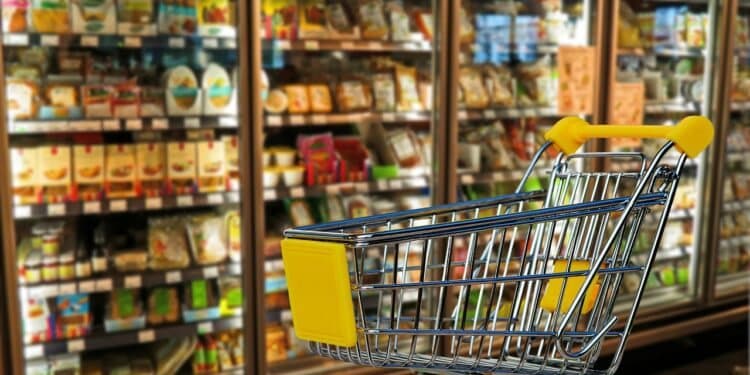 Caixa de supermercado vazio com esteira e equipamento de leitura de produtos
