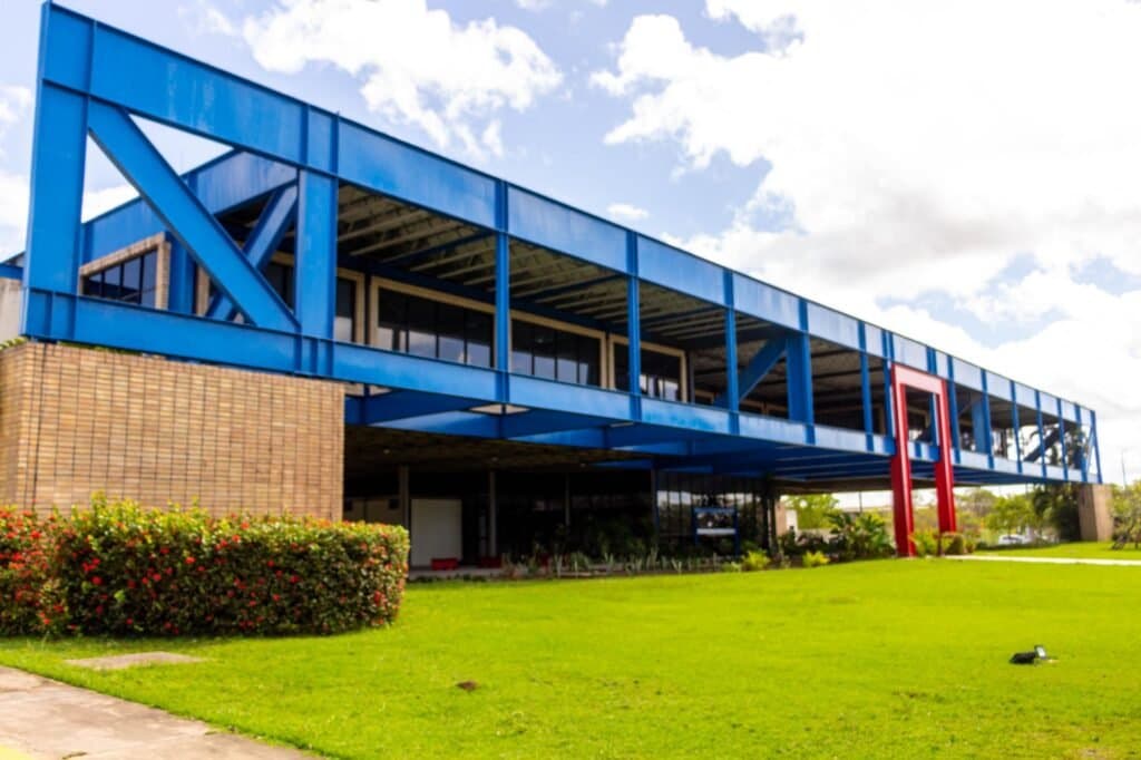 Fachada de prédio público com placa do Detran, representando o concurso do Detran Alagoas 2026