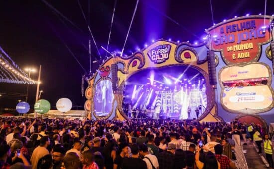 Ambulantes em espaço de festa junina em Aracaju durante o Forró Caju