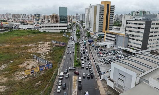 Máquina realizando recapeamento asfáltico em avenida de Aracaju