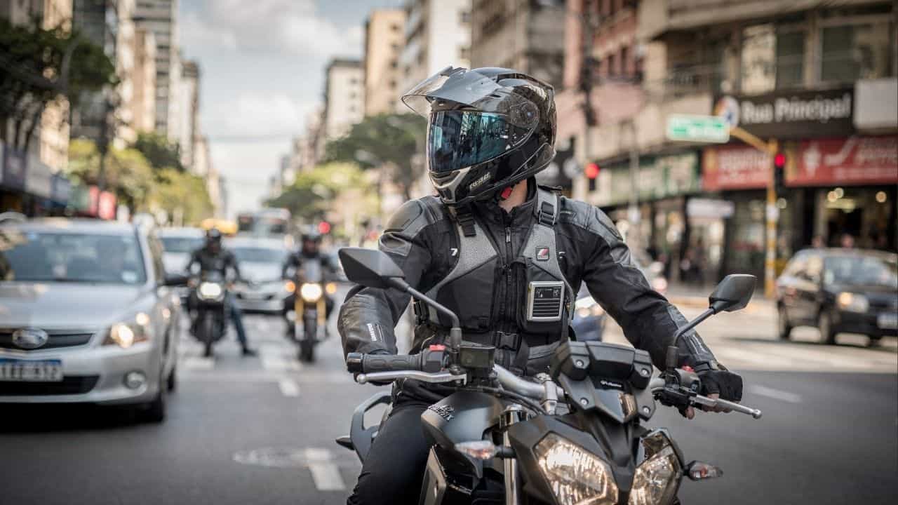 Airbags vestíveis elevam segurança e reduzem lesões no motociclismo urbano - Imagem criada por inteligência artificial (ChatGPT / Olhar Digital)