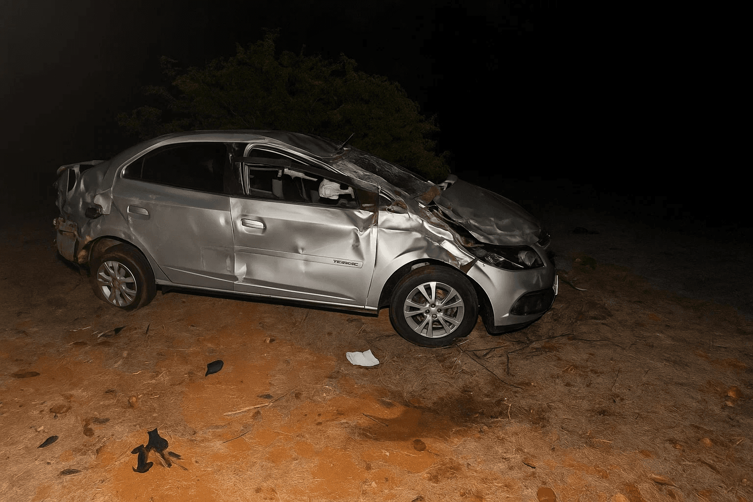 Carro capota na BA-210 e fere cinco pessoas em Abarés; veja detalhes
