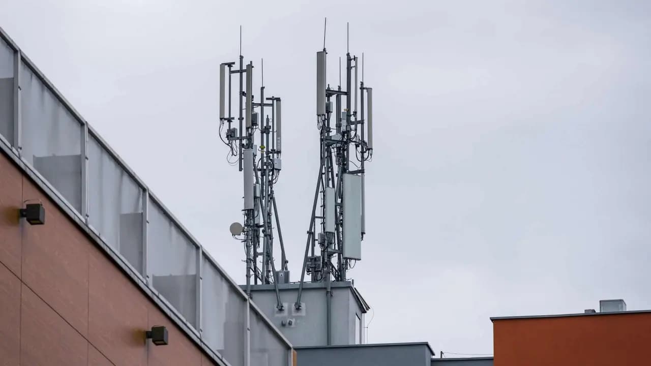 Antenas GSM instaladas em áreas elevadas transmitem sinais por ondaseletromagnéticas, essenciais para a comunicação móvel/Shutterstock_WojciechWrzesien