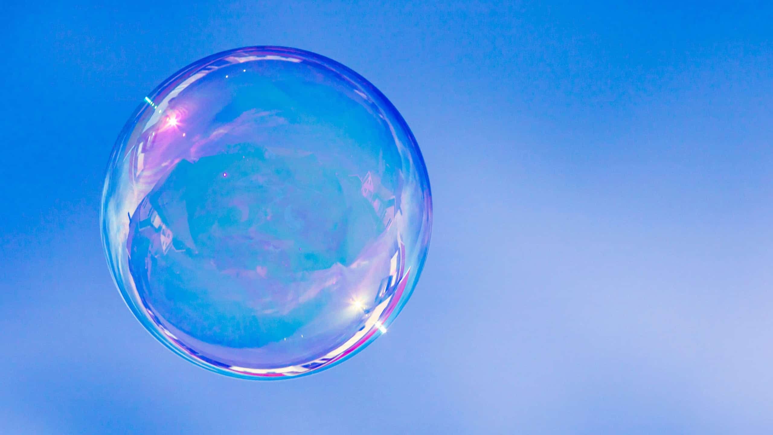 Bolha de sabão contra o céu azul / Crédito: Jesper Hakerod (reprodução)