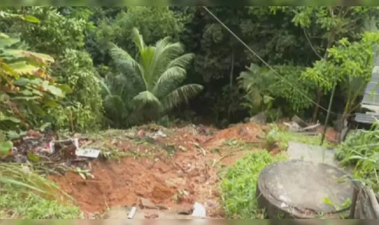 Casa desaba e casal fica ferido após fortes chuvas atingirem Salvador.