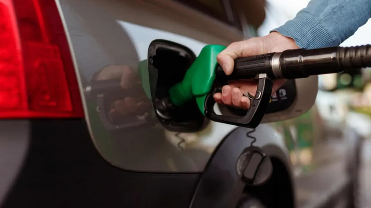 Homem abastecendo carro - Imagem: Max kegfire/Shutterstock
