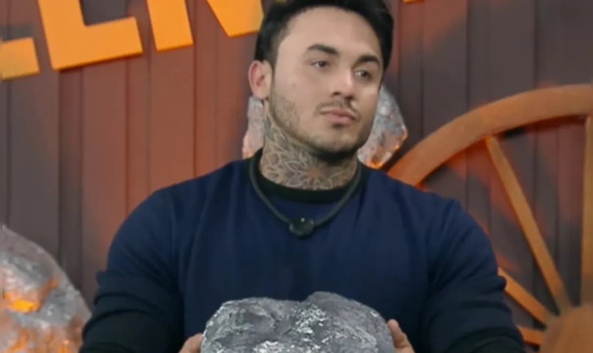 Ex-MTV se exaltou e debochou de Wallas Arraes neste domingo (16).