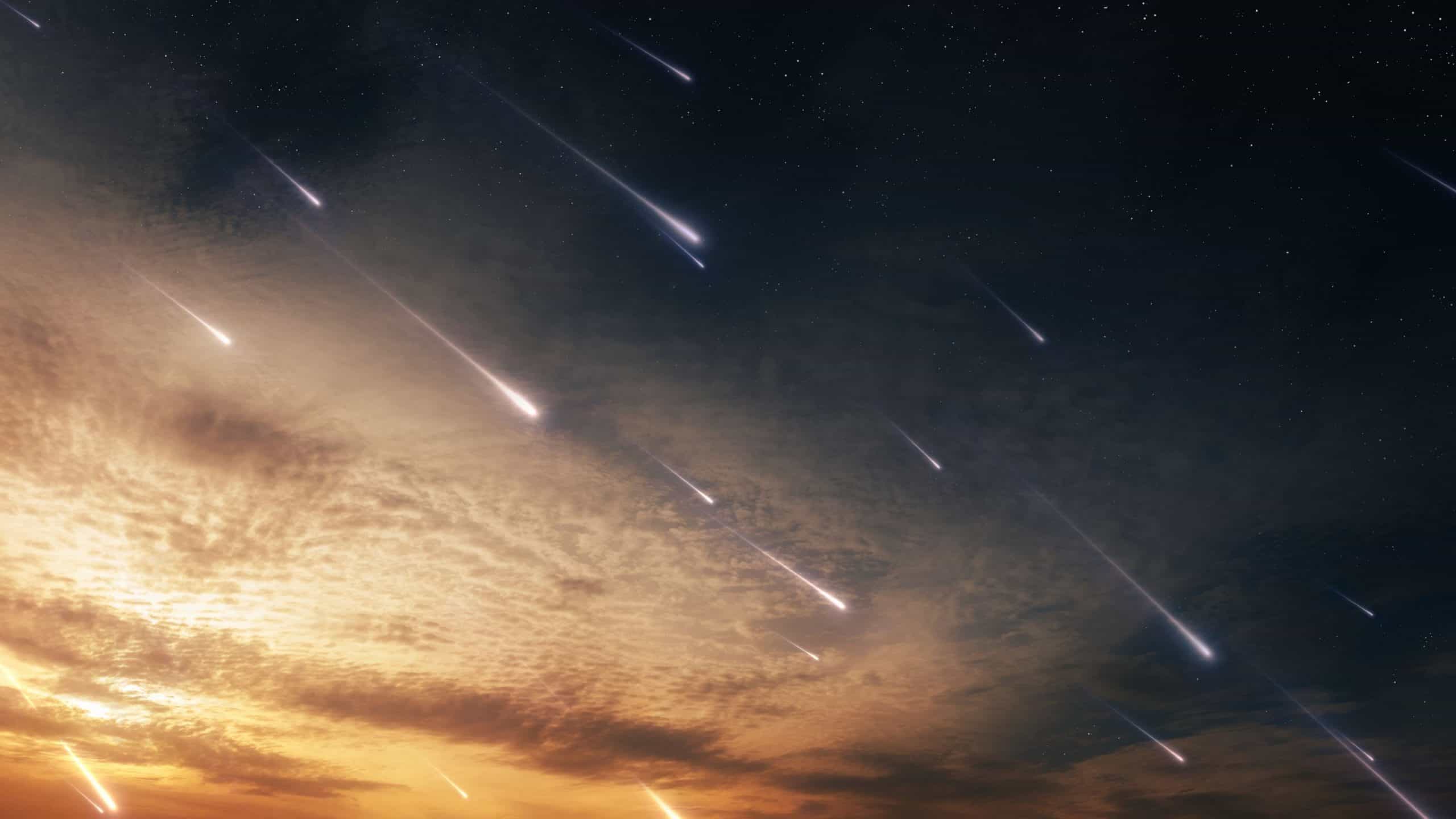 Chuva de meteoros Orionídeos no céu ao pôr do sol / Crédito: Nazarii_Neshcherenskyi / Shutterstock